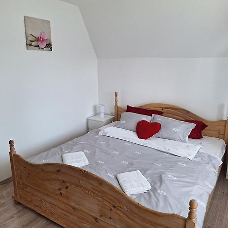 Nikolett Apartman ハイデゥソボスロー エクステリア 写真