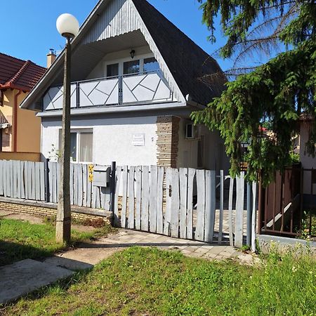 Nikolett Apartman ハイデゥソボスロー エクステリア 写真