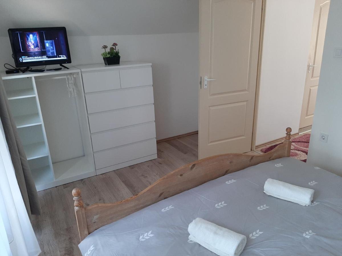 Nikolett Apartman ハイデゥソボスロー エクステリア 写真