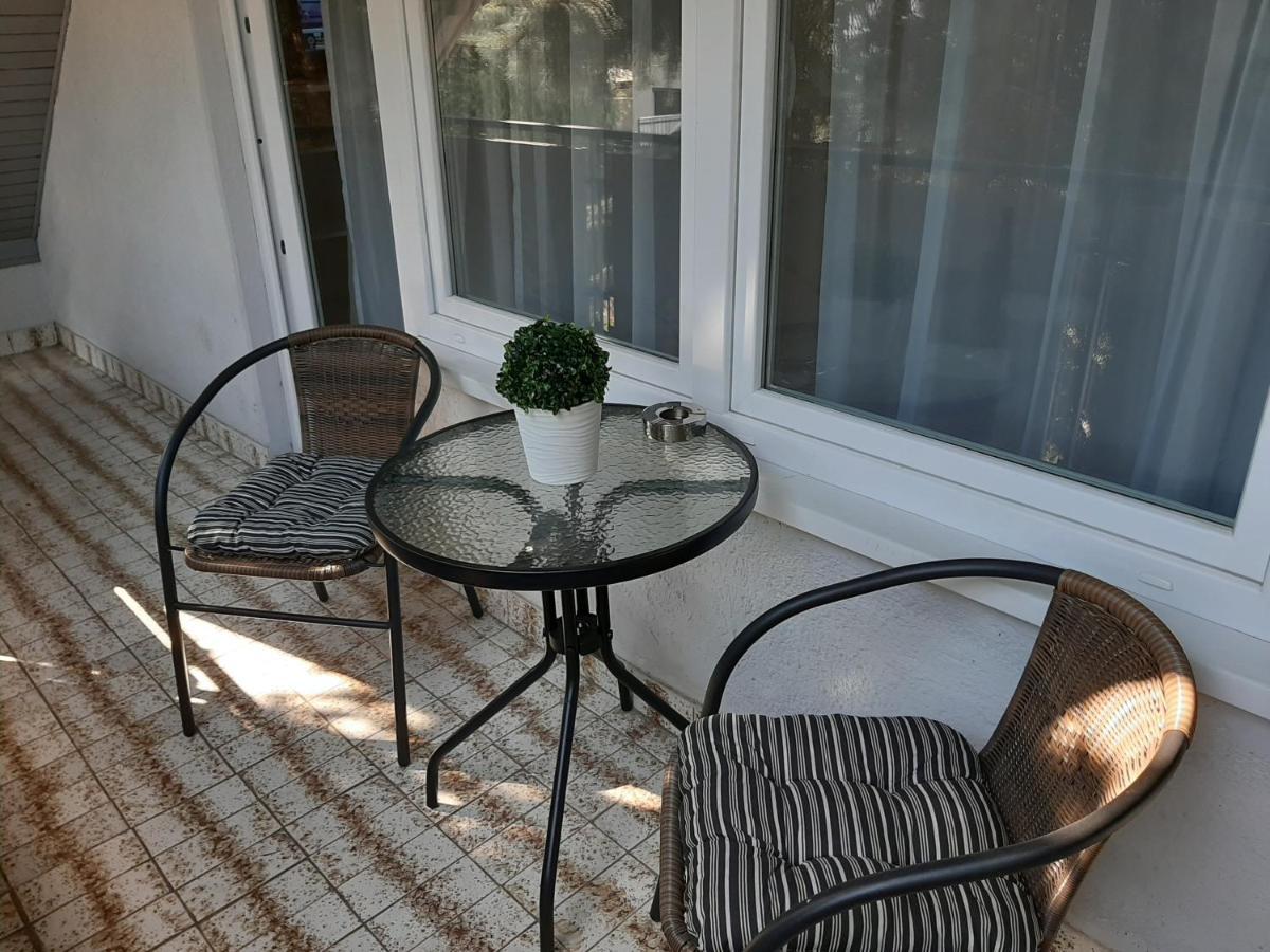 Nikolett Apartman ハイデゥソボスロー エクステリア 写真