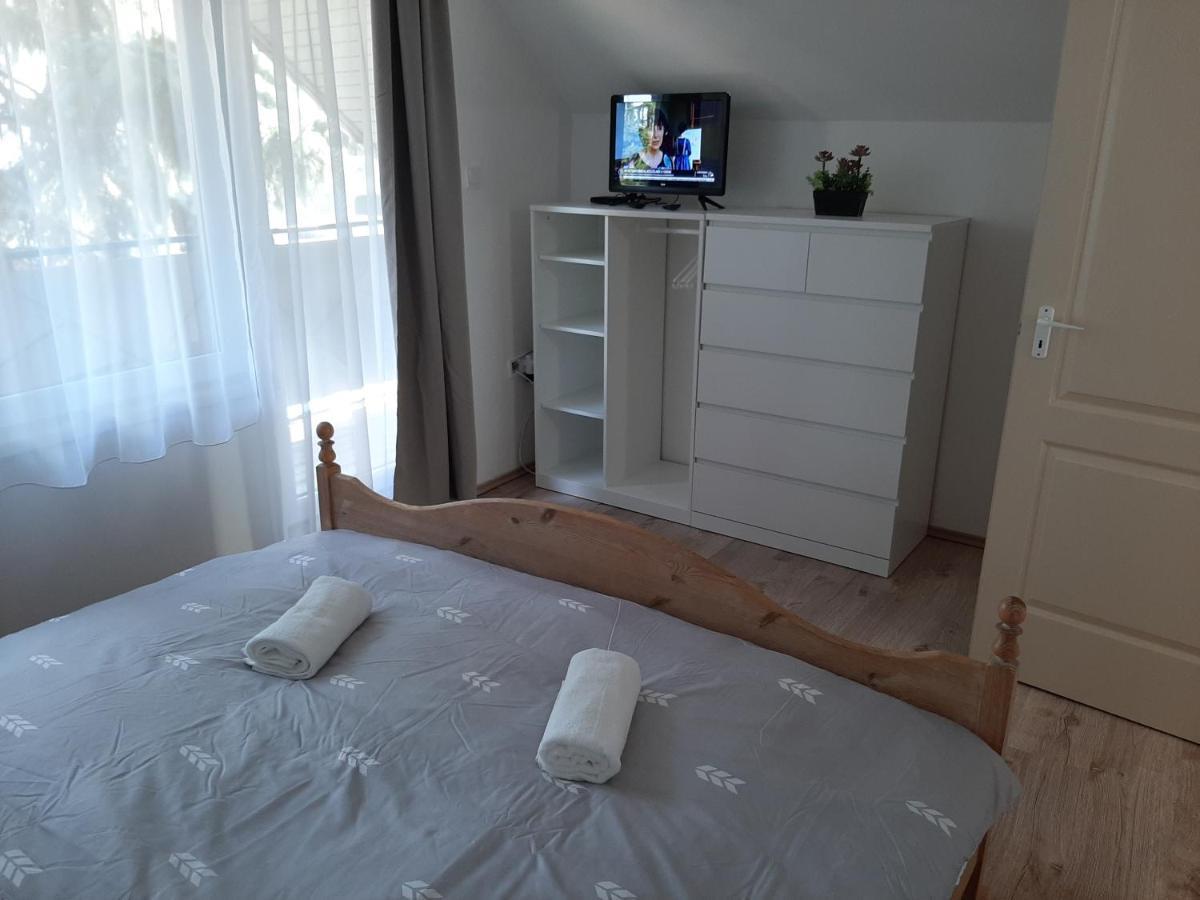 Nikolett Apartman ハイデゥソボスロー エクステリア 写真