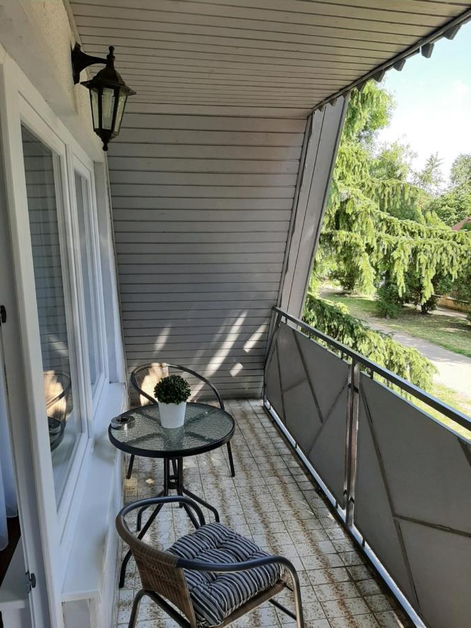 Nikolett Apartman ハイデゥソボスロー エクステリア 写真