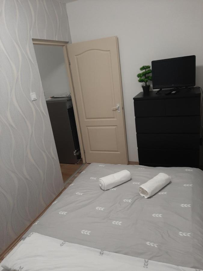 Nikolett Apartman ハイデゥソボスロー エクステリア 写真