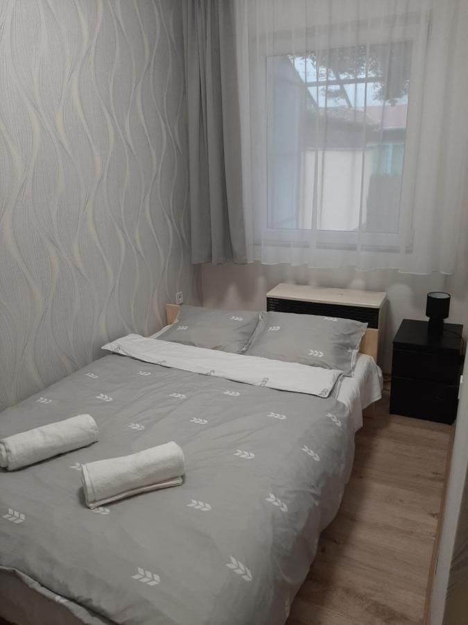 Nikolett Apartman ハイデゥソボスロー エクステリア 写真