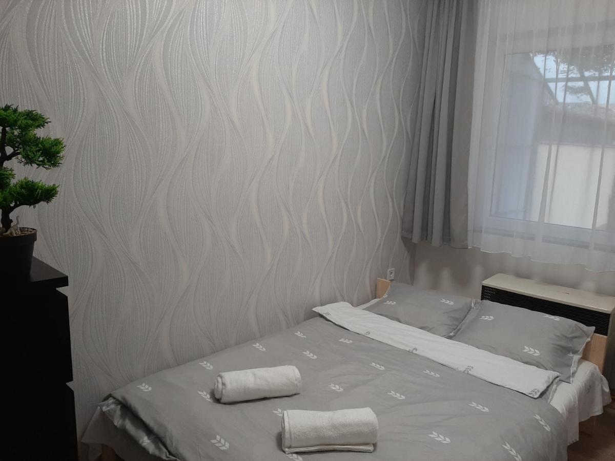 Nikolett Apartman ハイデゥソボスロー エクステリア 写真