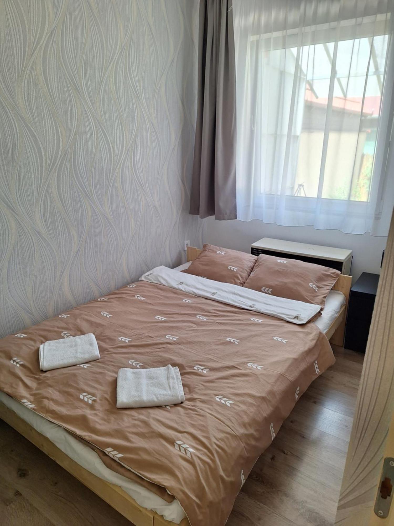 Nikolett Apartman ハイデゥソボスロー エクステリア 写真