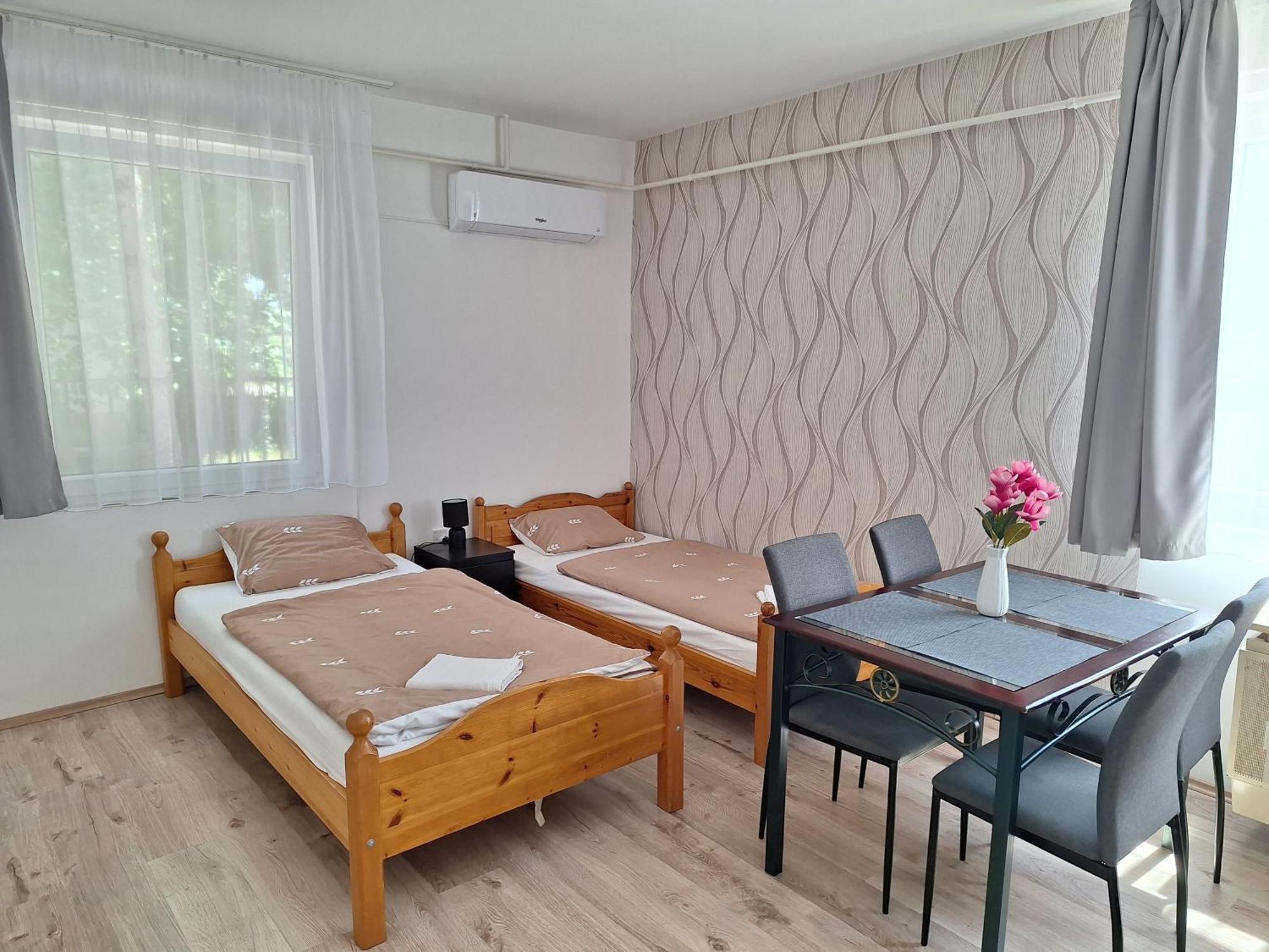 Nikolett Apartman ハイデゥソボスロー エクステリア 写真