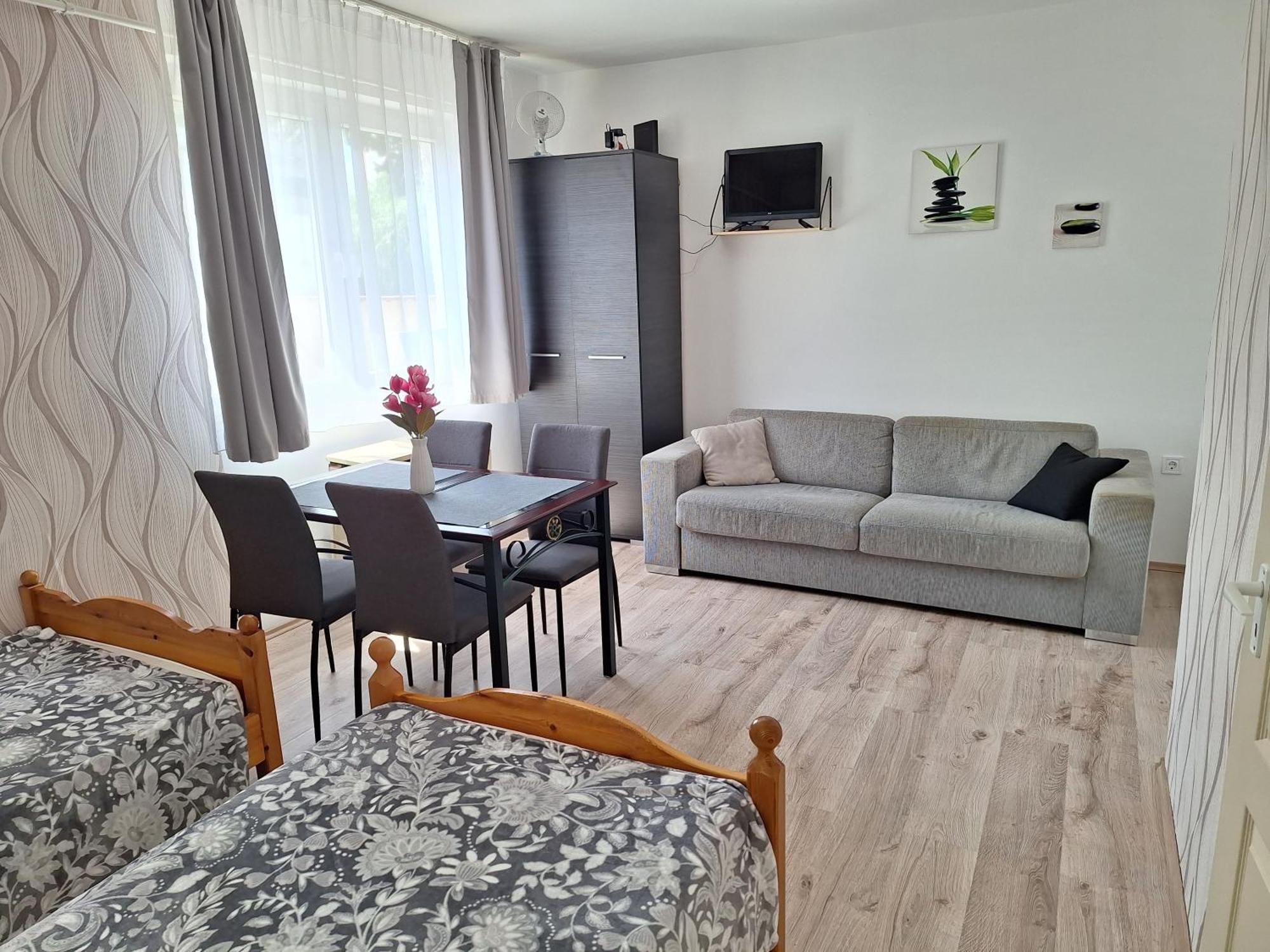 Nikolett Apartman ハイデゥソボスロー エクステリア 写真