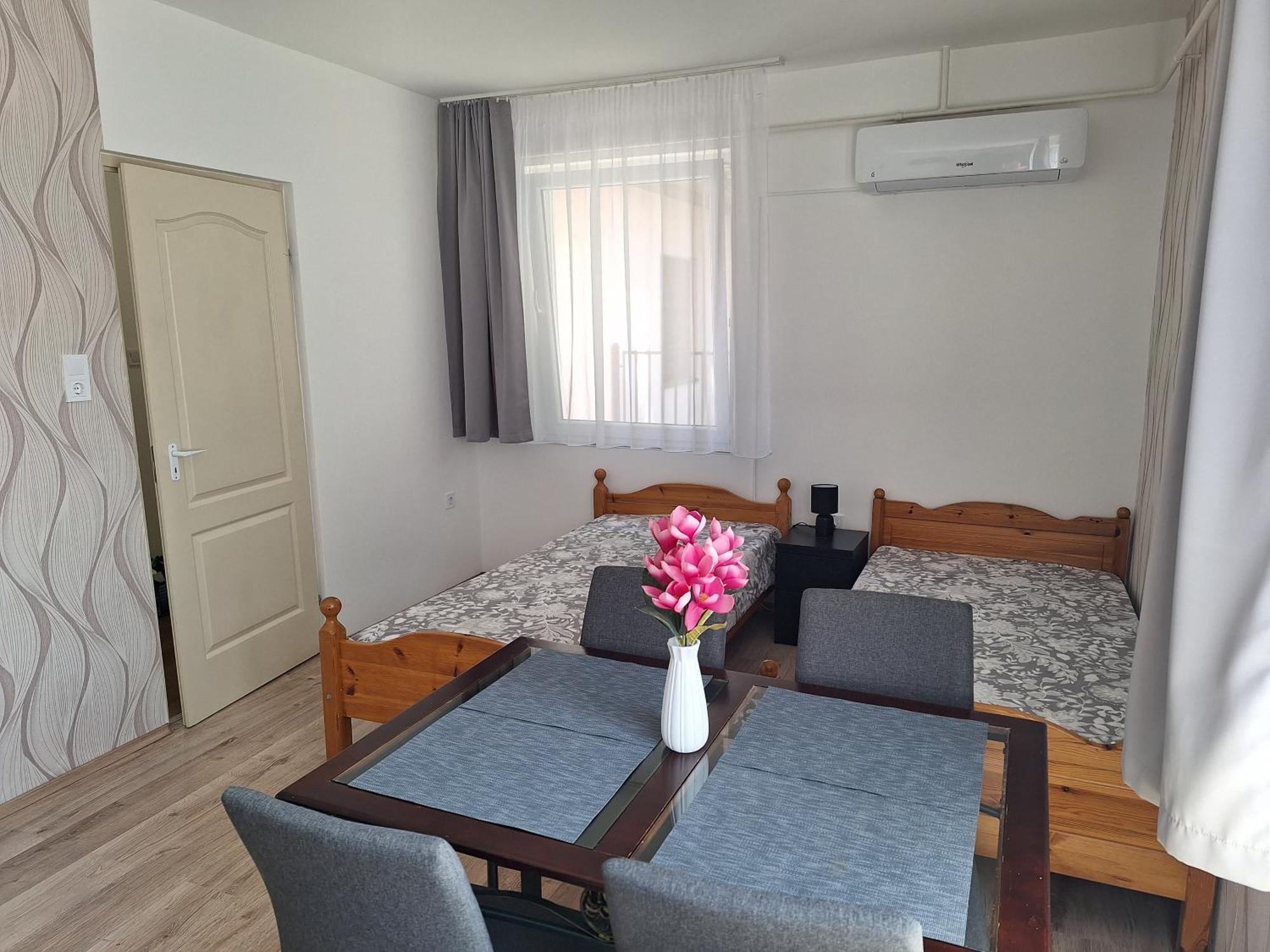 Nikolett Apartman ハイデゥソボスロー エクステリア 写真