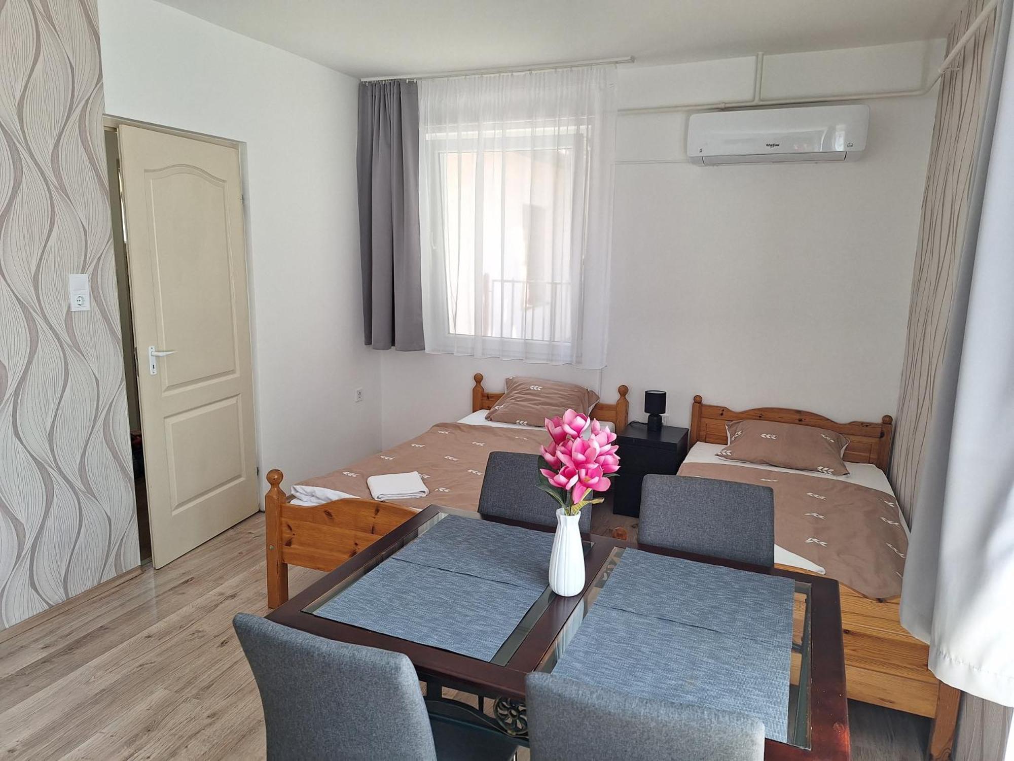 Nikolett Apartman ハイデゥソボスロー エクステリア 写真