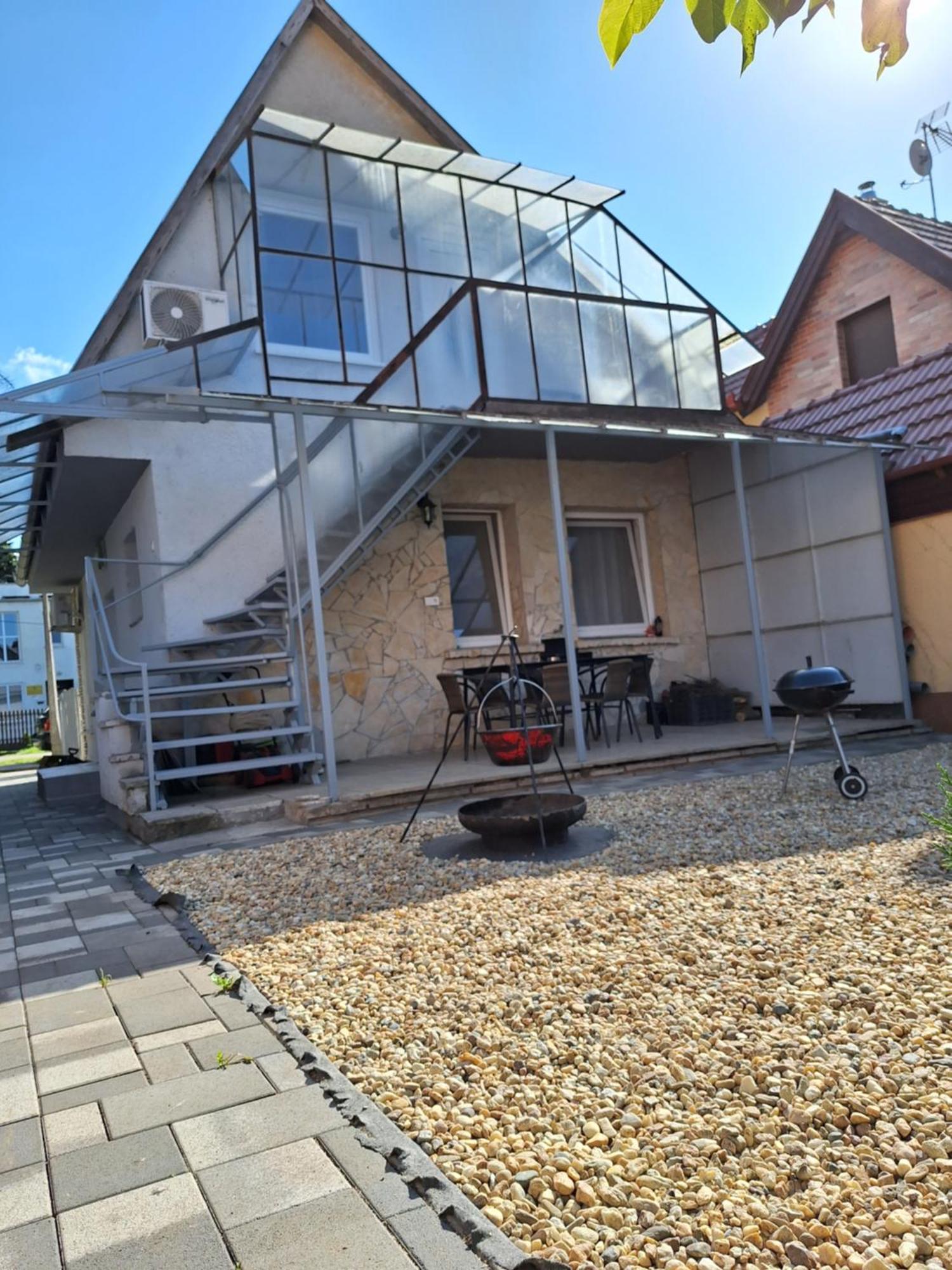 Nikolett Apartman ハイデゥソボスロー エクステリア 写真