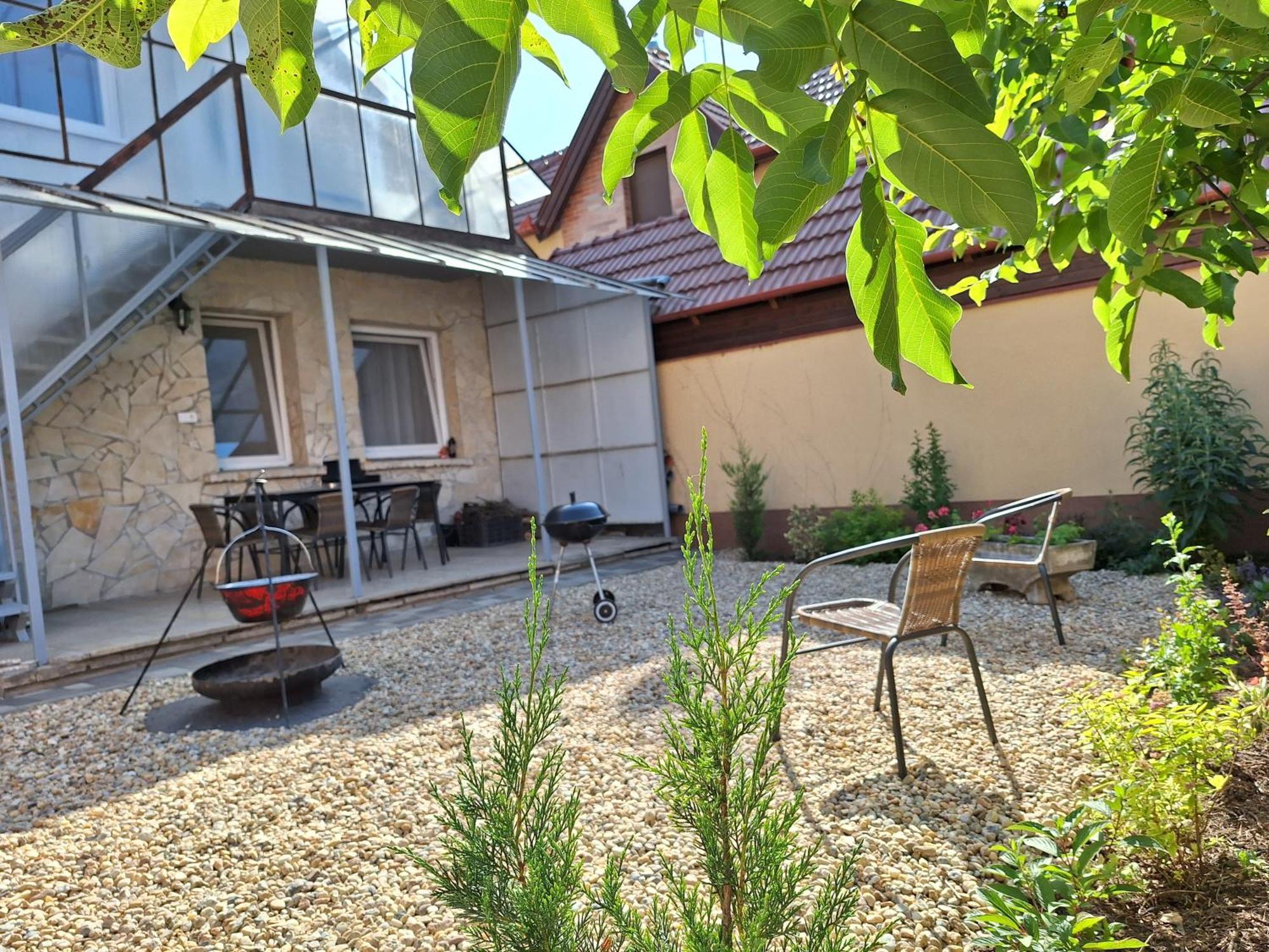 Nikolett Apartman ハイデゥソボスロー エクステリア 写真