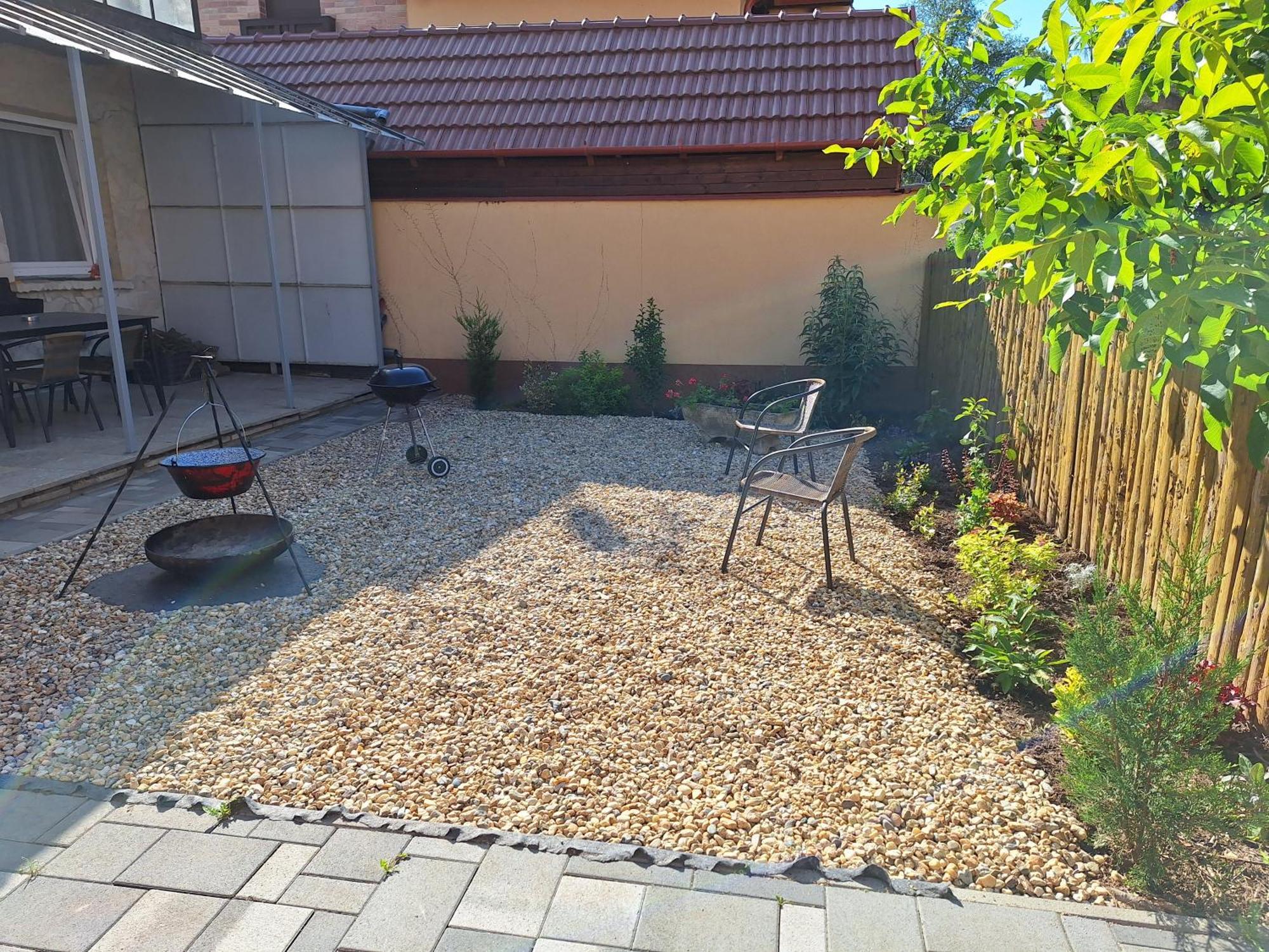 Nikolett Apartman ハイデゥソボスロー エクステリア 写真
